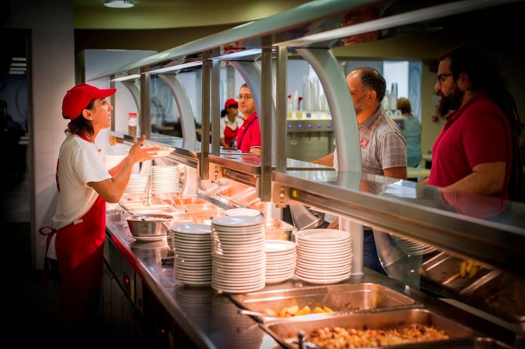 Dove mangiano e quanto spendono i lavoratori in pausa pranzo. Le risposte  della community di Altroconsumo